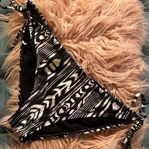 Roxy Swim - Roxy Black And White Tribal Bikini Bottom Roxy Swim - Roxy Black And White Tribal Bikini Bottom